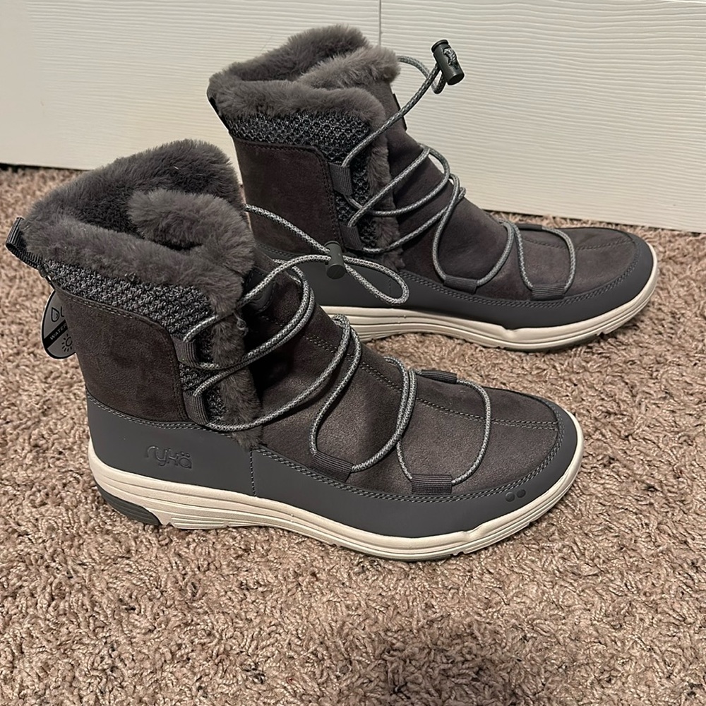 Women’s grey snow boots. Size 8.5. Never worn.